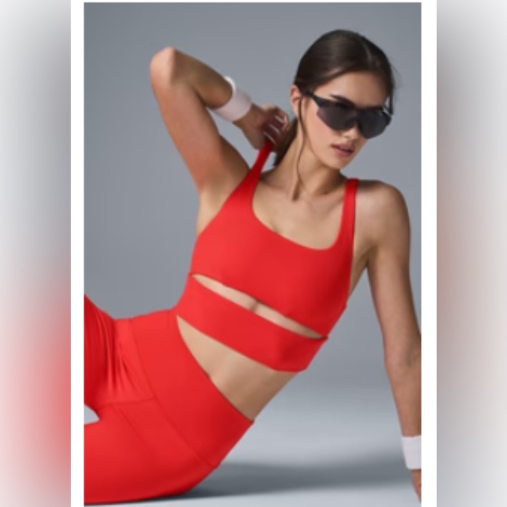 Slit Bra + 5" Airlift Energy Short Set
Color: Red Hot Summer
Size: S